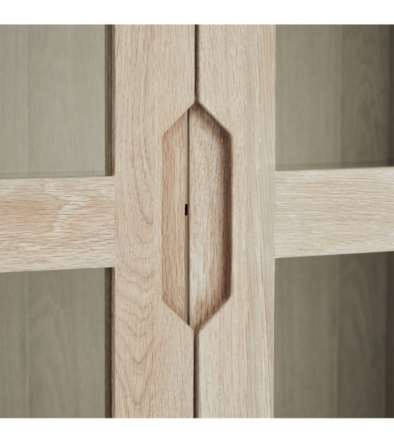 Nyborg Vitrine, mit LED-Licht, 2 Glastüren, 3 Glasböden, 2 Schubladen – weiß geöltes Eichenfurnier