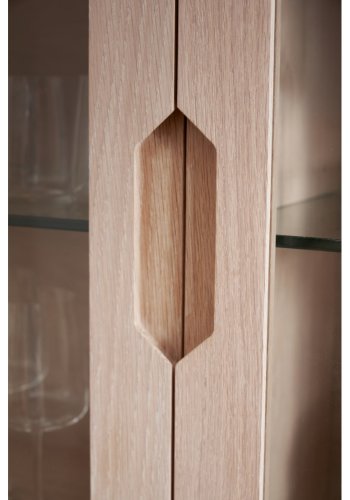 Nyborg Vitrine, mit LED-Licht, 2 Glastüren, 3 Glasböden, 2 Schubladen – weiß geöltes Eichenfurnier