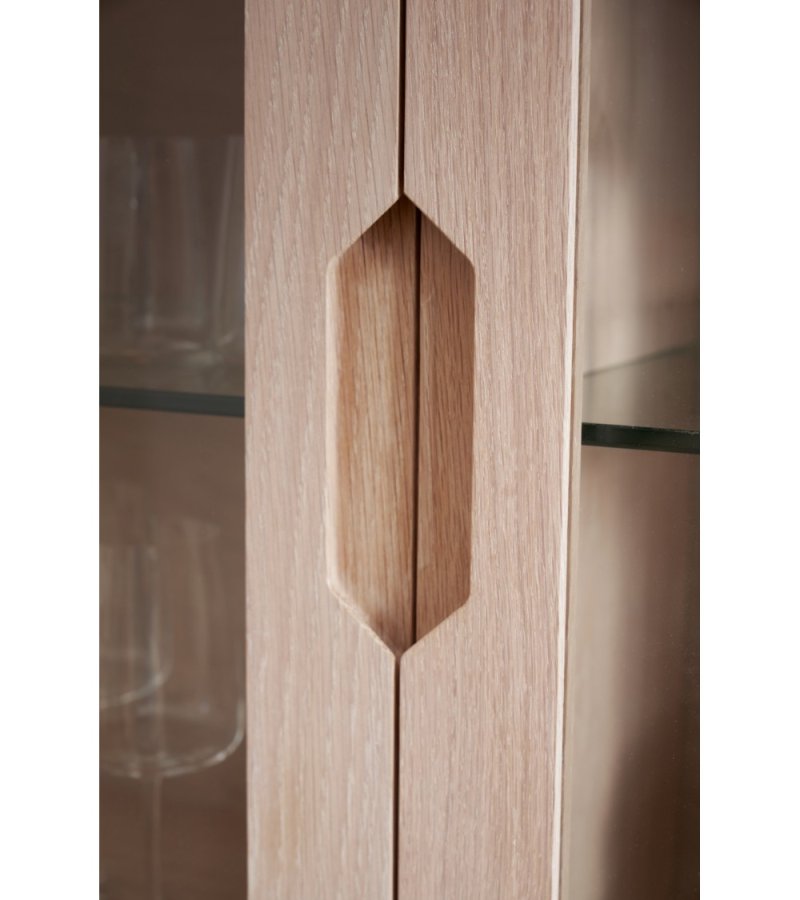 Nyborg Vitrine, mit LED-Licht, 2 Glastüren, 3 Glasböden, 2 Schubladen – weiß geöltes Eichenfurnier