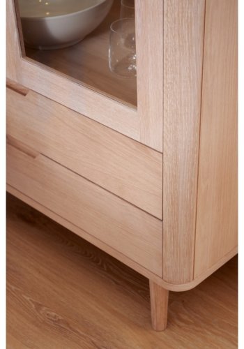 Nyborg Vitrine, mit LED-Licht, 2 Glastüren, 3 Glasböden, 2 Schubladen – weiß geöltes Eichenfurnier