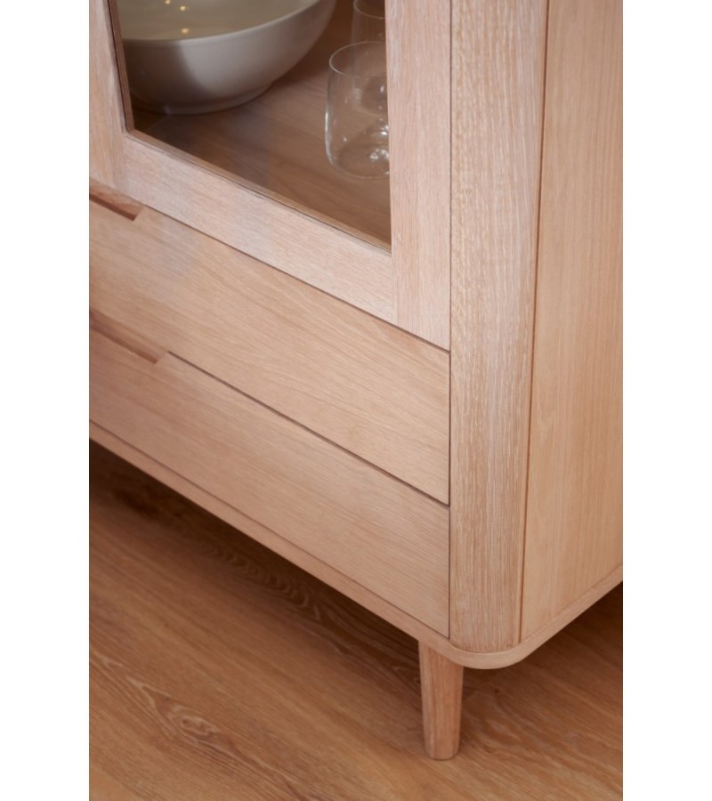 Nyborg Vitrine, mit LED-Licht, 2 Glastüren, 3 Glasböden, 2 Schubladen – weiß geöltes Eichenfurnier