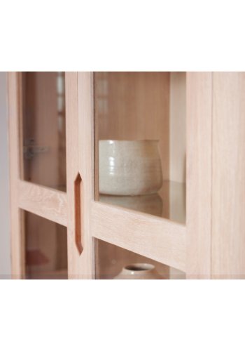 Nyborg Vitrine, mit LED-Licht, 2 Glastüren, 3 Glasböden, 2 Schubladen – weiß geöltes Eichenfurnier