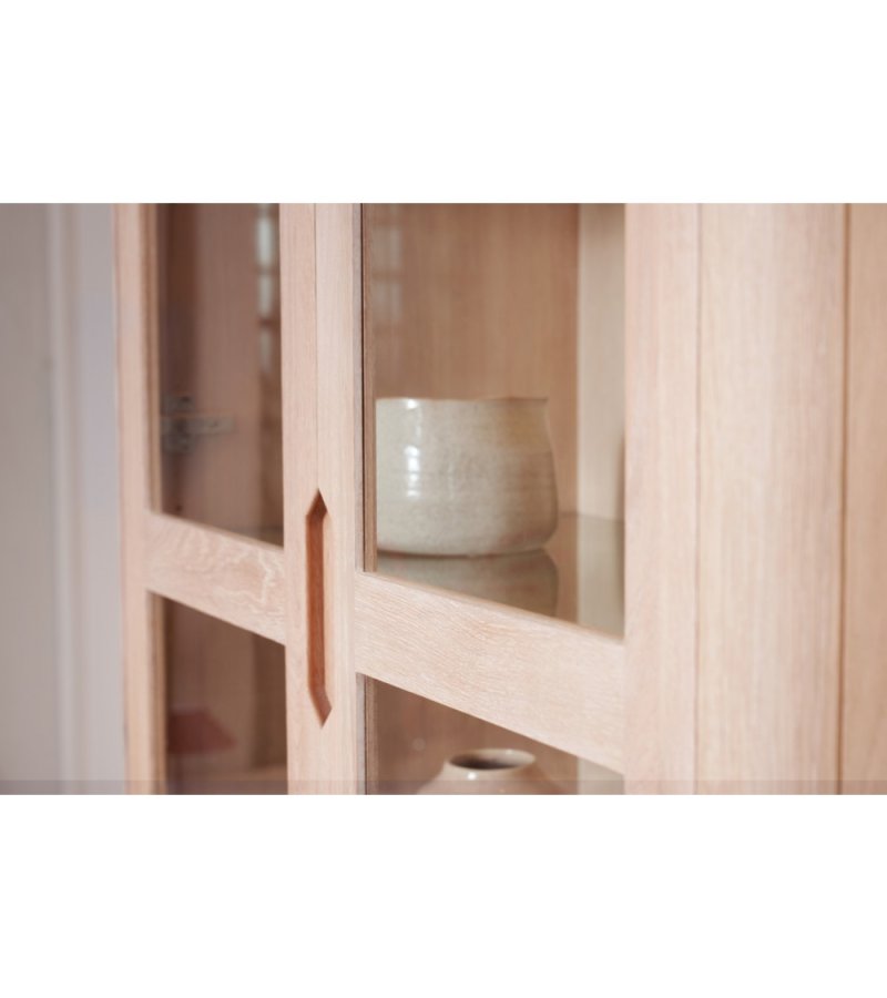 Nyborg Vitrine, mit LED-Licht, 2 Glastüren, 3 Glasböden, 2 Schubladen – weiß geöltes Eichenfurnier