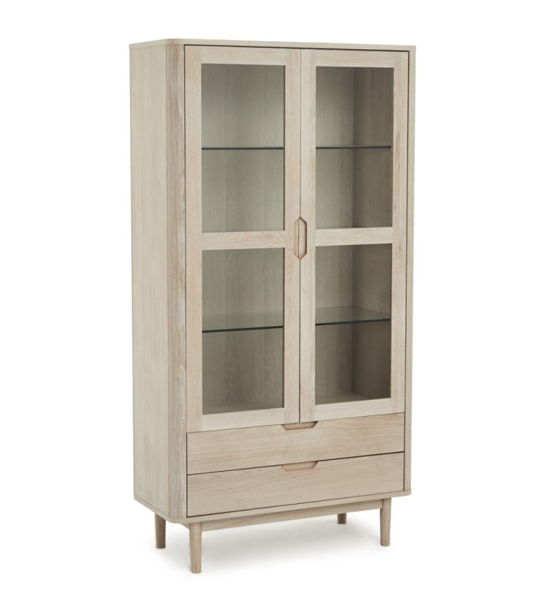 Nyborg Vitrine, mit LED-Licht, 2 Glastüren, 3 Glasböden, 2 Schubladen – weiß geöltes Eichenfurnier