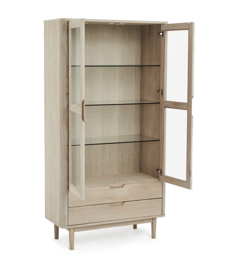 Nyborg Vitrine, mit LED-Licht, 2 Glastüren, 3 Glasböden, 2 Schubladen – weiß geöltes Eichenfurnier