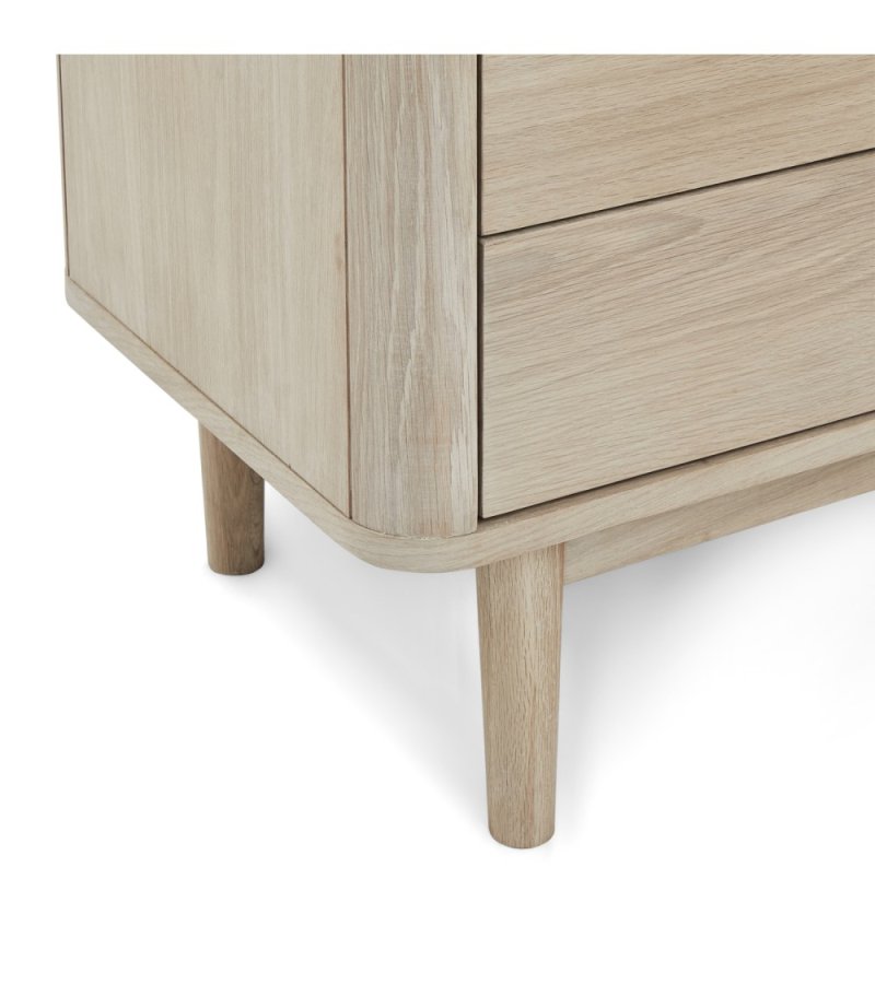 Nyborg Vitrine, mit LED-Licht, 2 Glastüren, 3 Glasböden, 2 Schubladen – weiß geöltes Eichenfurnier