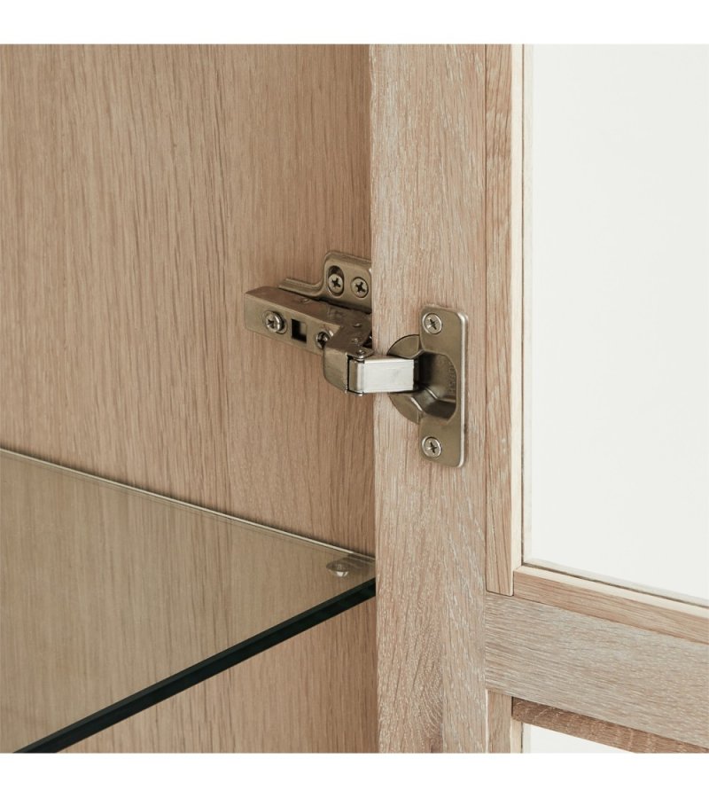 Nyborg Vitrine, mit LED-Licht, 2 Glastüren, 3 Glasböden, 2 Schubladen – weiß geöltes Eichenfurnier