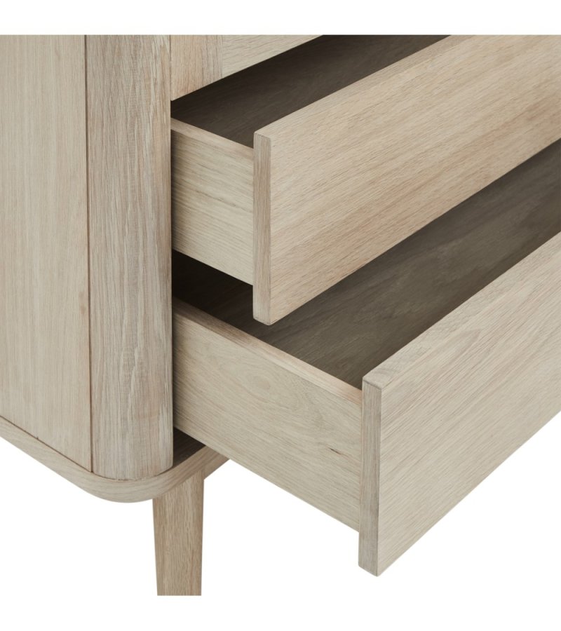 Nyborg Vitrine, mit LED-Licht, 2 Glastüren, 3 Glasböden, 2 Schubladen – weiß geöltes Eichenfurnier