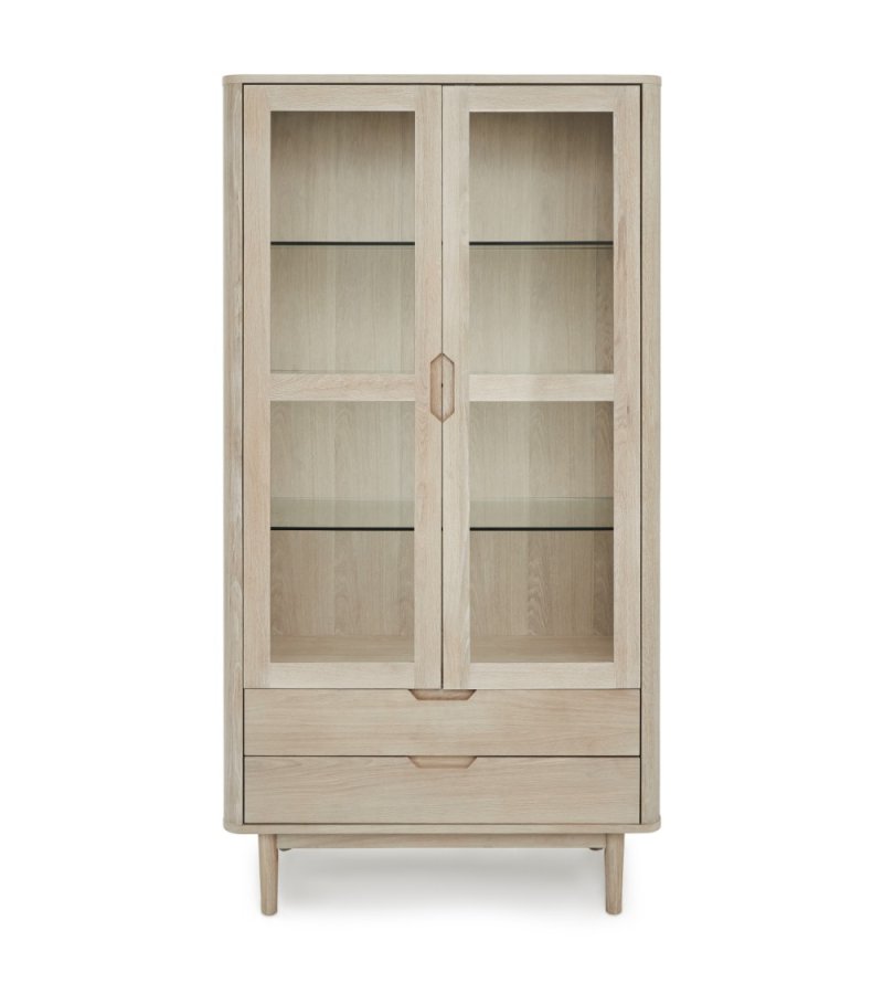 Nyborg Vitrine, mit LED-Licht, 2 Glastüren, 3 Glasböden, 2 Schubladen – weiß geöltes Eichenfurnier