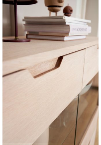 Nyborg hy skjenk, m. 4 drer og 3 hyller - glass, hvitoljet eikefiner, eik og tre