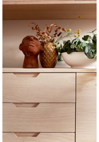 Nyborg skjenk, m. 2 drer, 3 skuffer og 2 hyller - hvitoljet eikefiner, eik og tre (180x45)