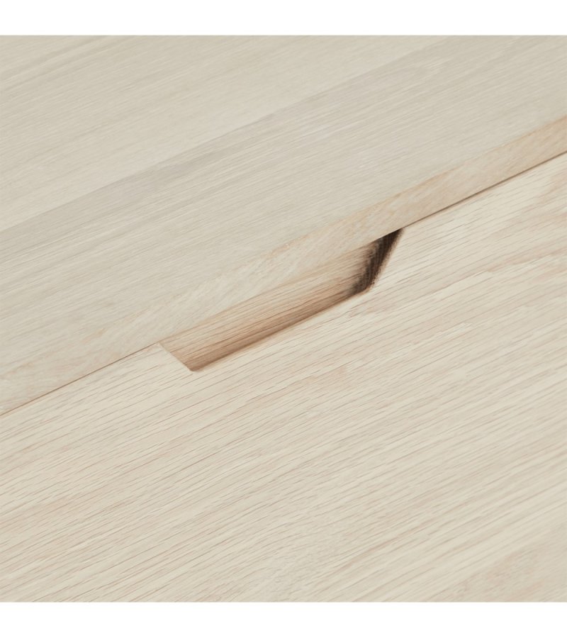 Nyborg skjenk, m. 2 drer, 3 skuffer og 2 hyller - hvitoljet eikefiner, eik og tre (180x45)