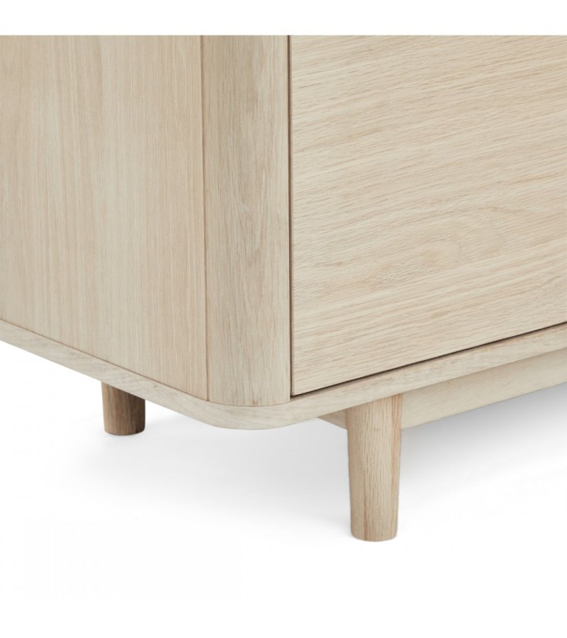 Nyborg TV-bord, m. 2 drer og 3 hyller - hvitoljet eikefiner, eik og tre (180x45)