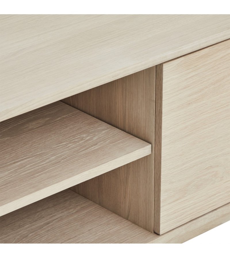 Nyborg TV-bord, m. 2 drer og 3 hyller - hvitoljet eikefiner, eik og tre (180x45)