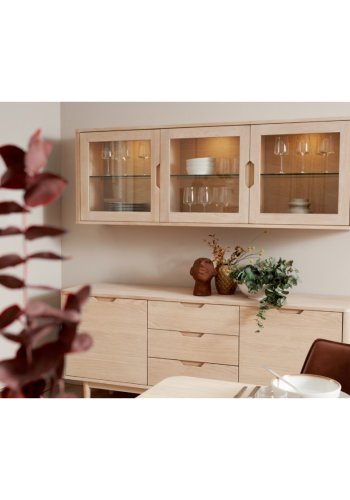 Nyborg veggskap, m. LED-lys, 3 glassdrer, 3 glasshyller - hvitoljet eikefiner og eik