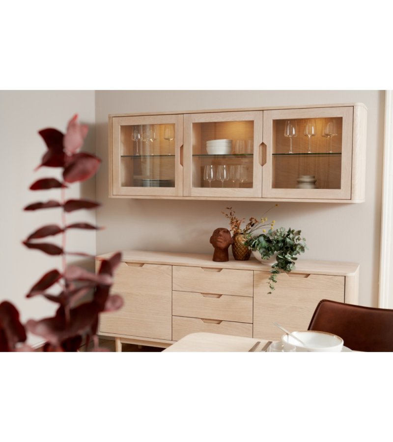 Nyborg veggskap, m. LED-lys, 3 glassdrer, 3 glasshyller - hvitoljet eikefiner og eik