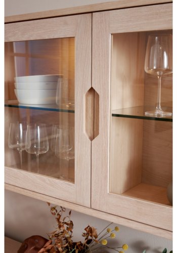 Nyborg veggskap, m. LED-lys, 3 glassdrer, 3 glasshyller - hvitoljet eikefiner og eik