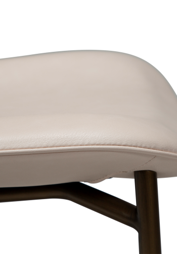 DANFORM OHMY Esszimmerstuhl - Kreolisches rosa Kunstleder und antiker Messingstahl