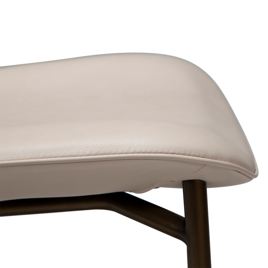 DANFORM OHMY Esszimmerstuhl - Kreolisches rosa Kunstleder und antiker Messingstahl