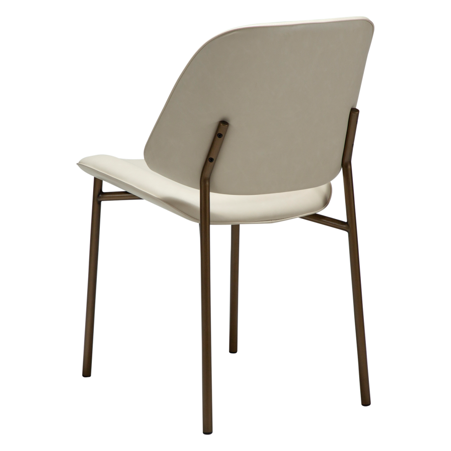 DANFORM OHMY Esszimmerstuhl - mattes Mandel-Kunstleder und antiker Messingstahl