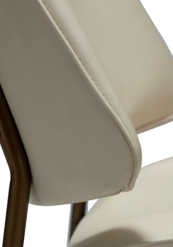 DANFORM OHMY Esszimmerstuhl - mattes Mandel-Kunstleder und antiker Messingstahl