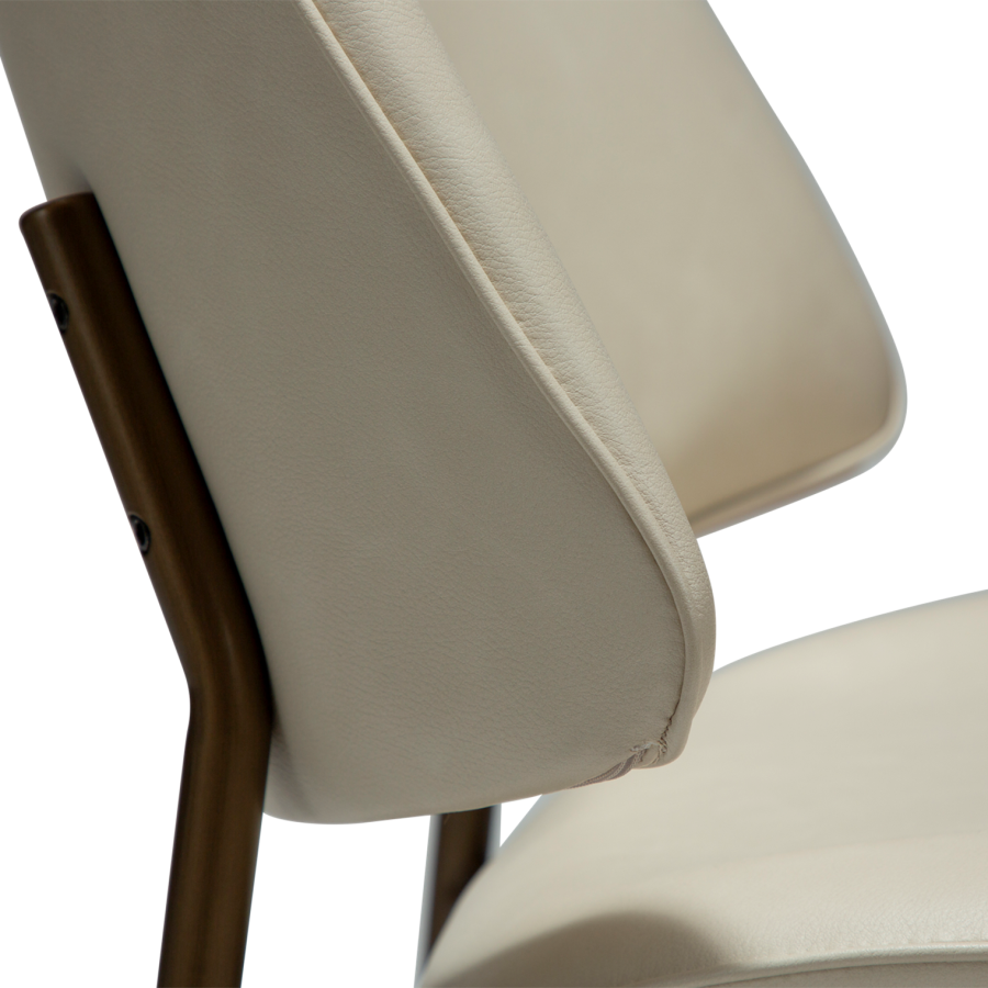 DANFORM OHMY Esszimmerstuhl - mattes Mandel-Kunstleder und antiker Messingstahl