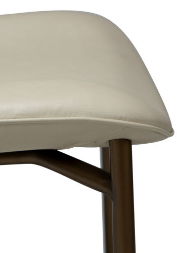 DANFORM OHMY Esszimmerstuhl - mattes Mandel-Kunstleder und antiker Messingstahl