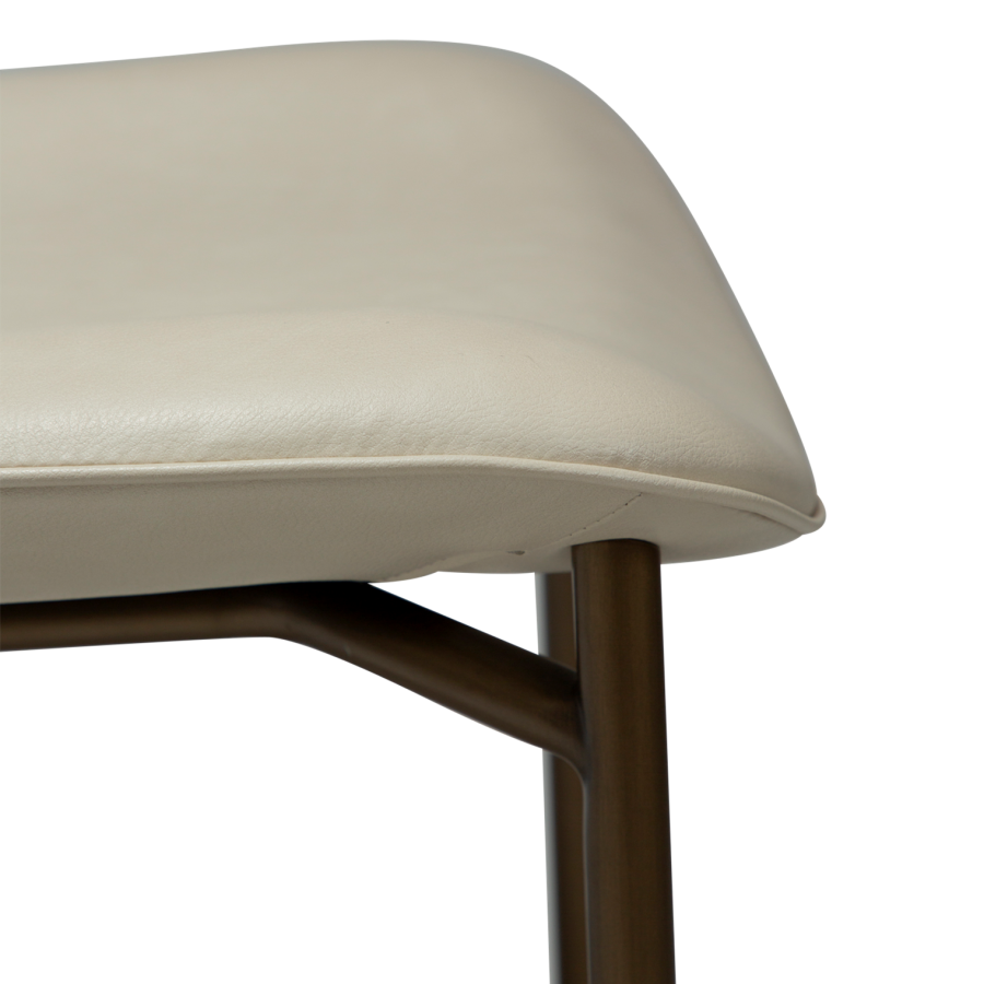 DANFORM OHMY Esszimmerstuhl - mattes Mandel-Kunstleder und antiker Messingstahl