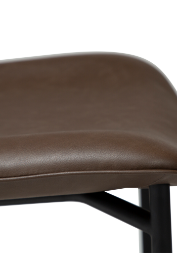 DANFORM OHMY Esszimmerstuhl - Major braunes Kunstleder und schwarzer Stahl