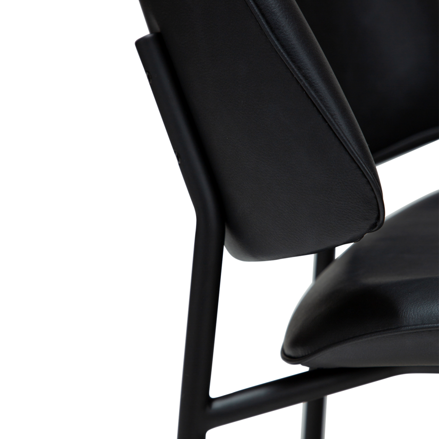 DANFORM OHMY Esszimmerstuhl - Rabenschwarzes Kunstleder und schwarzer Stahl