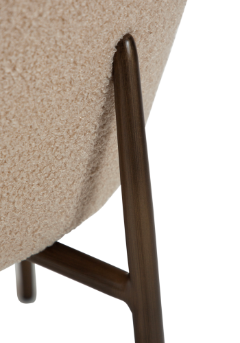 DANFORM Orbit Esszimmerstuhl - matt mandelfarbener RPES Bouclé-Stoff mit Glitzer und antikem Messingstahl