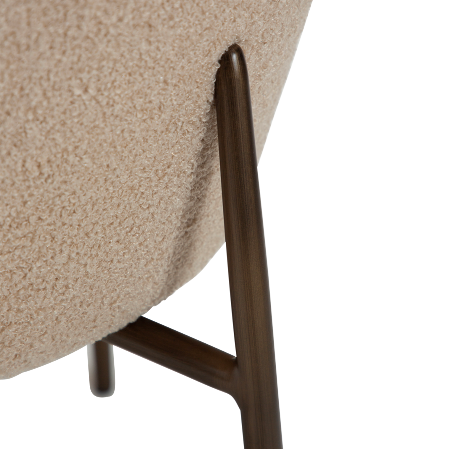 DANFORM Orbit Esszimmerstuhl - matt mandelfarbener RPES Bouclé-Stoff mit Glitzer und antikem Messingstahl