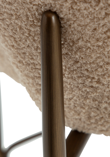 DANFORM Orbit Thekenstuhl, mit Rückenlehne - RPES Bouclé-Stoff, matt, Mandel, Glimmer und Stahl, Messing antik