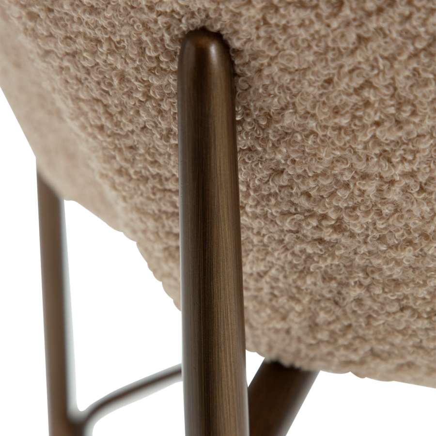 DANFORM Orbit Thekenstuhl, mit Rückenlehne - RPES Bouclé-Stoff, matt, Mandel, Glimmer und Stahl, Messing antik