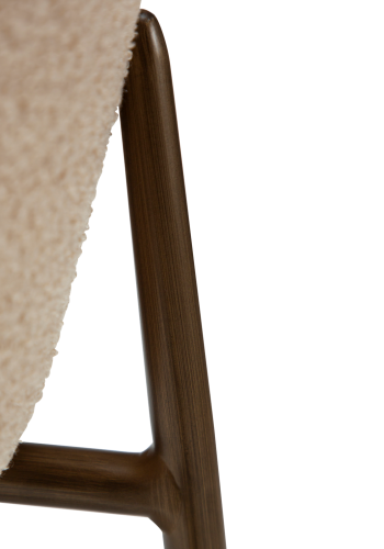 DANFORM Orbit Thekenstuhl, mit Rückenlehne - RPES Bouclé-Stoff, matt, Mandel, Glimmer und Stahl, Messing antik