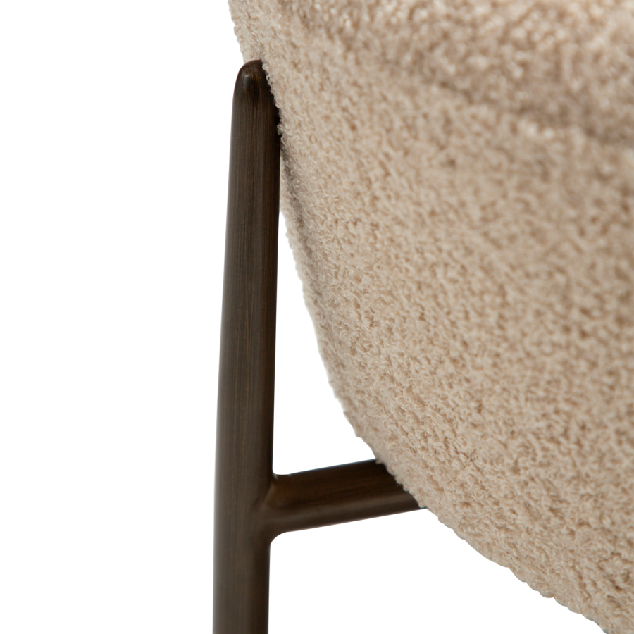 DANFORM Orbit fodskammel, rund - matteret mandel RPES bouclstof m. glimmer og antik messing stl