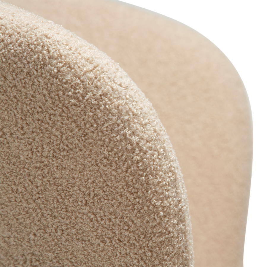 DANFORM Orbit Loungesessel - matt mandelfarbener RPES-Bouclé-Stoff mit Glimmer und antikem Messingstahl