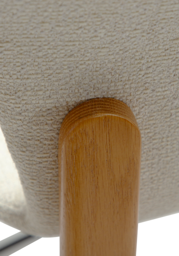 DANFORM Paragon Barhocker, mit Rückenlehne und Fußstütze – cremefarbener Bouclé-Stoff und braunes Eschenholz