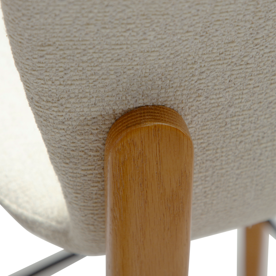 DANFORM Paragon Barhocker, mit Rückenlehne und Fußstütze – cremefarbener Bouclé-Stoff und braunes Eschenholz