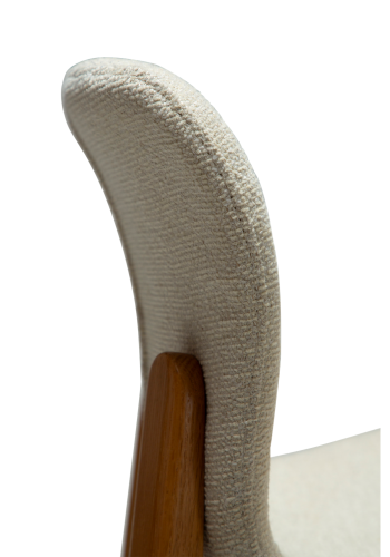 DANFORM Paragon Barhocker, mit Rückenlehne und Fußstütze – cremefarbener Bouclé-Stoff und braunes Eschenholz