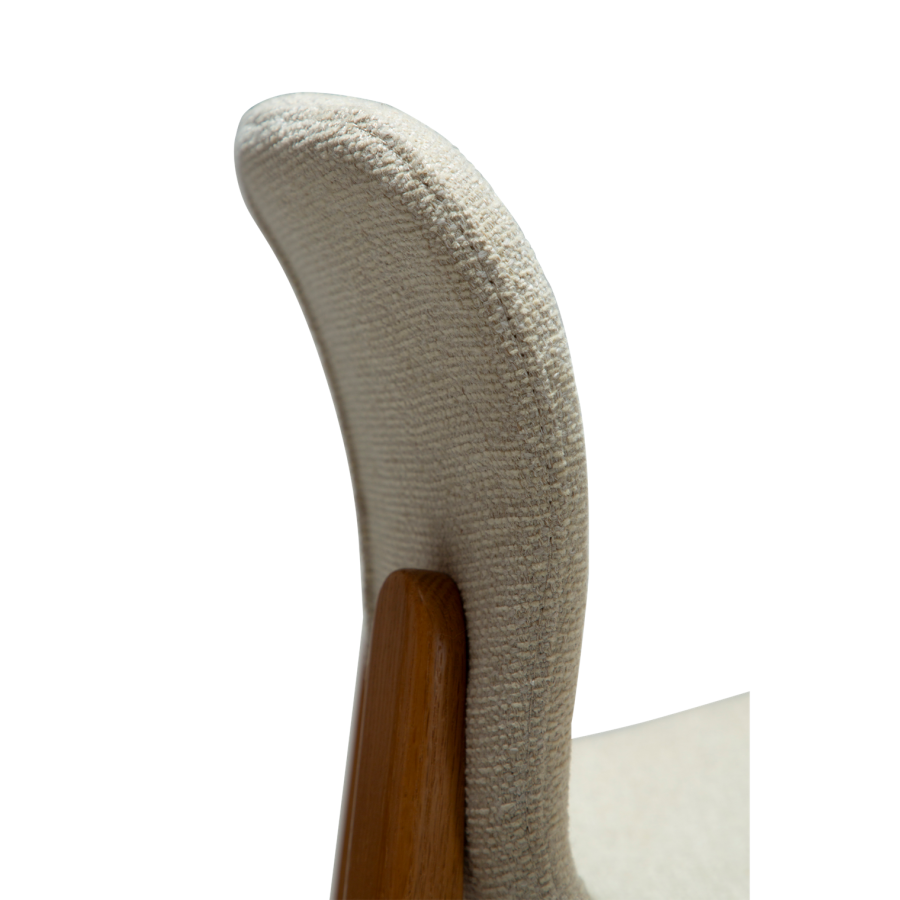 DANFORM Paragon Barhocker, mit Rückenlehne und Fußstütze – cremefarbener Bouclé-Stoff und braunes Eschenholz