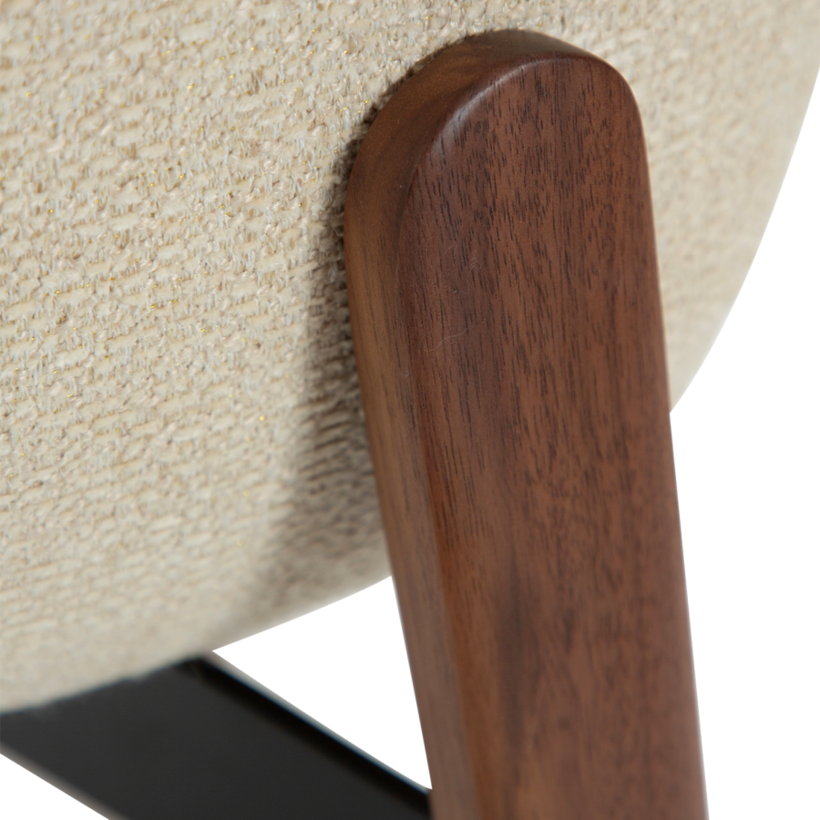 DANFORM Paragon Esszimmerstuhl - matter Mandel-Bouclé-Stoff mit Glitzer und Walnuss-Eschenholz