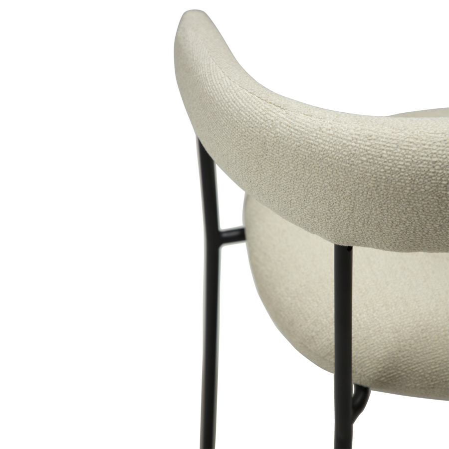 DAN-FORM Plenti Sessel - cremefarbener Bouclé-Stoff und schwarzer Stahl