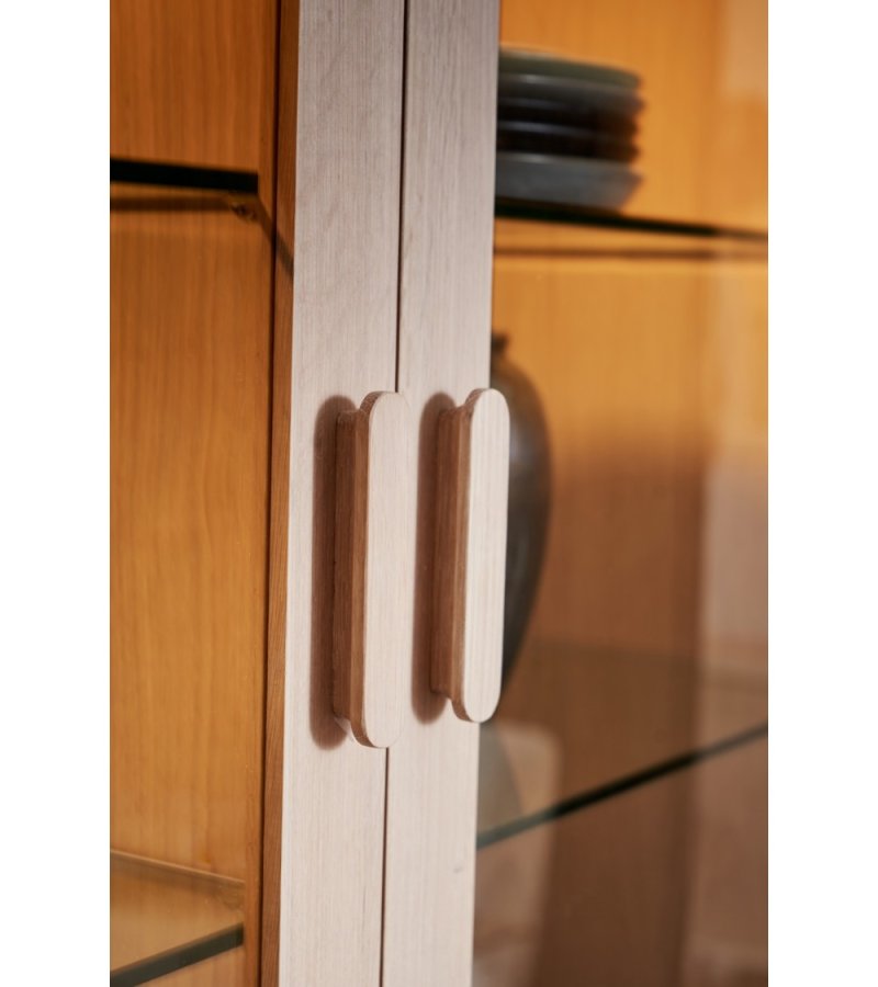 Porto Vitrine, mit LED-Licht, 4 Türen, 2 Schubladen, 6 Einlegeböden – Glas, weiß geöltes Eichenfurnier und Holz