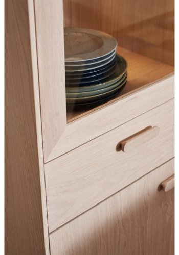 Porto Vitrine, mit LED-Licht, 4 Türen, 2 Schubladen, 6 Einlegeböden – Glas, weiß geöltes Eichenfurnier und Holz