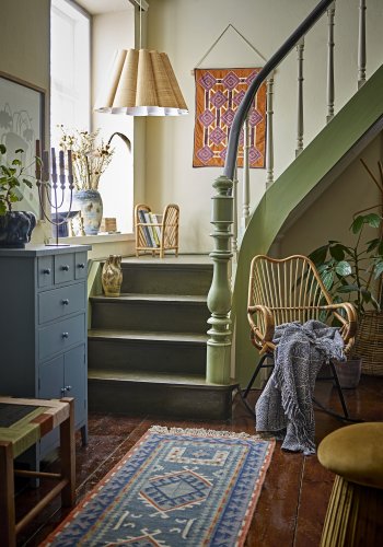 BLOOMINGVILLE Reine Schaukelstuhl, mit Armlehnen – natürliches Rattan und schwarzes Metall