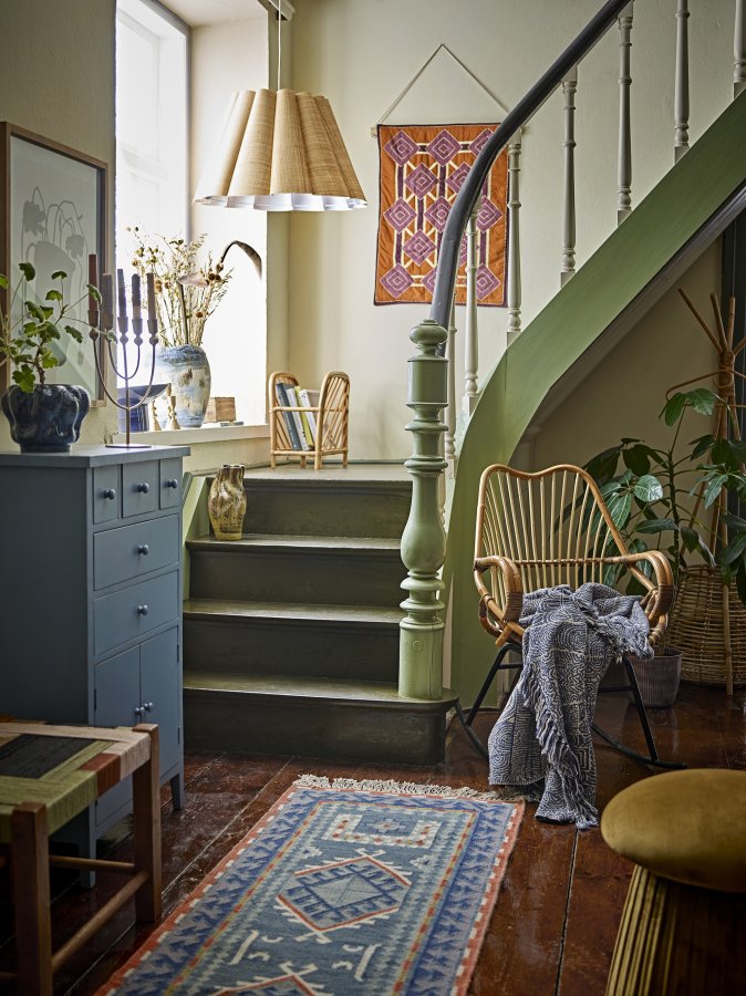 BLOOMINGVILLE Reine Schaukelstuhl, mit Armlehnen – natürliches Rattan und schwarzes Metall