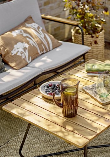 BLOOMINGVILLE Hampton hagesofa, med armlener og puter - akasietre og svart flettet snor/metall