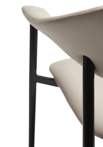 DAN-FORM ROVER Lounge Chair Cashmere Kunstleder mit schwarzen Beinen