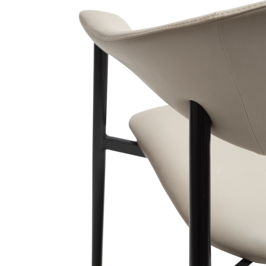 DAN-FORM ROVER Lounge Chair Cashmere Kunstleder mit schwarzen Beinen